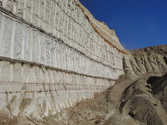 Beeindruckend große Bimsstein-Wand, von der abgebaut wird 