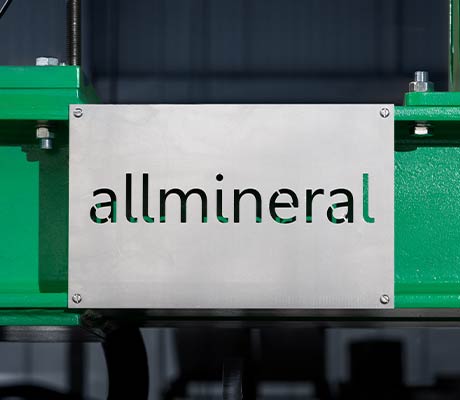 allmineral-Logo in Metallplatte ausgefräßt
