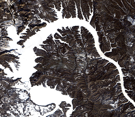 Sibirische Berg-Schnee-Landschaft in Vogelperspektive