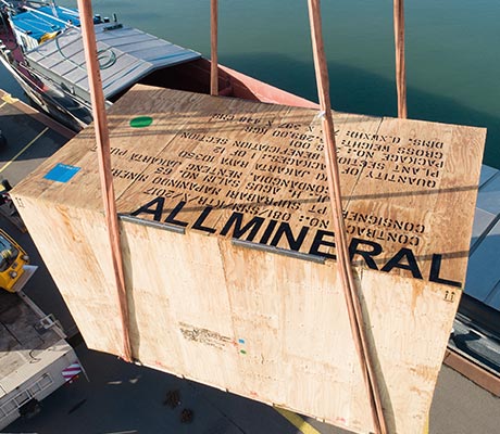 allmineral-Transportkiste, die am Hafen heruntergelassen wird