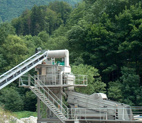 allmineral-Anlage steht in grüner Waldumgebung