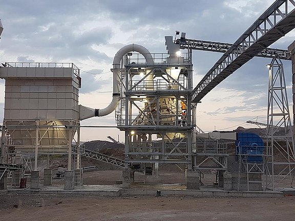 allair® von allmineral – für die Umwelt allair®-Anlage in Bimsstein-Umgebung bei Sonnenuntergang