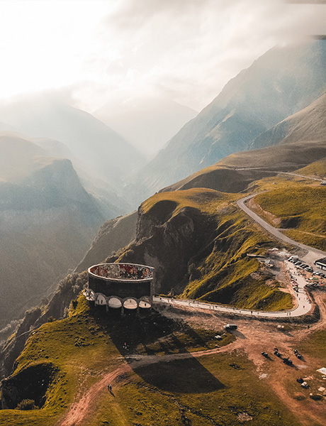 Bild der weitläufigen georgischen Berglandschaft