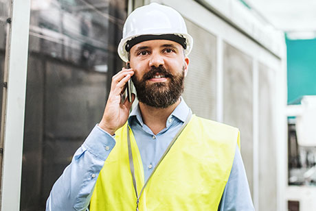 Mitarbeiter mit Mobiltelefon am Ohr