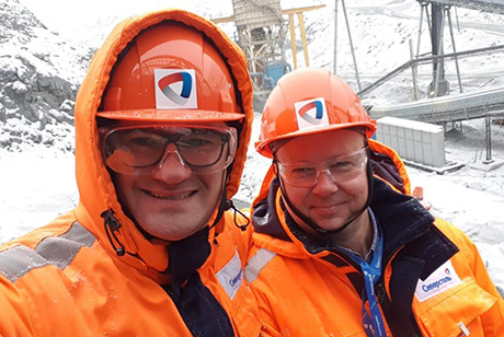 2 allmineral employees on an outdoor appointment in the snow